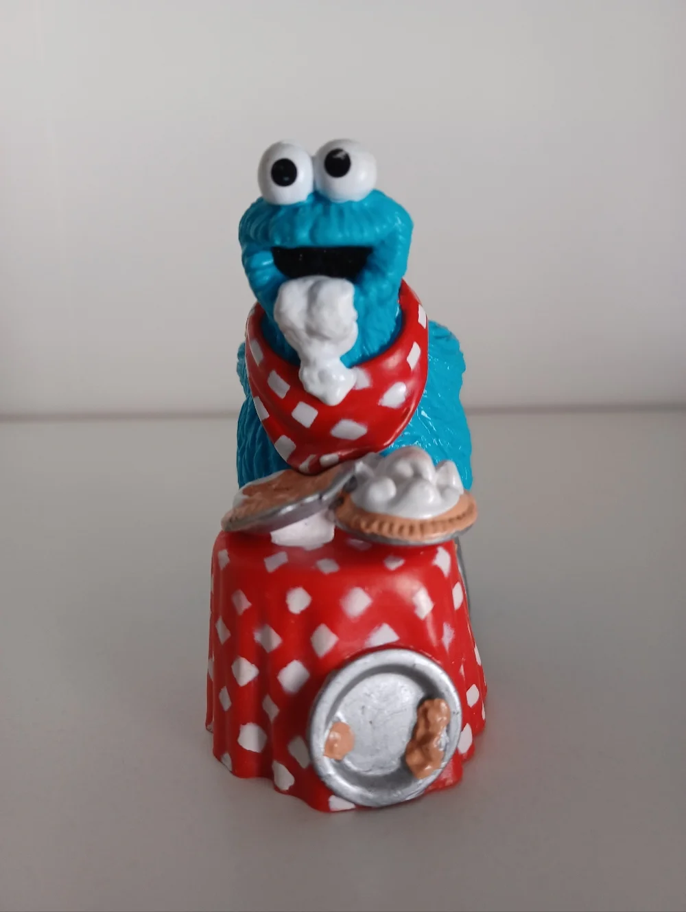 Vintage 1993 Cookie Monster Eating Pie Figurine Sesame Street Toy Collectible‎